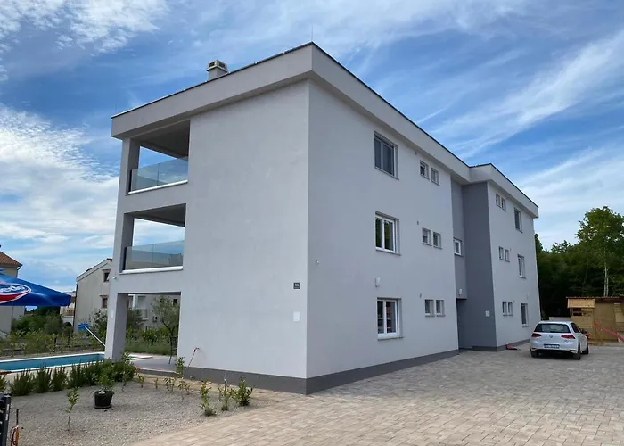 Grgic On The Adress Branka Fucica 96 مالينسكا